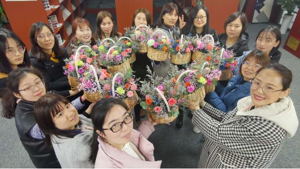 【俄罗斯专享会294官网女神节插花活动】愿所有的女神们像美丽的鲜花，永远盛开，绽放自我！